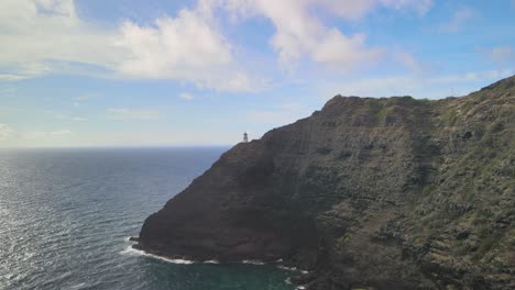 Luftschwenk-Linke-Ansicht-Des-Makapuu-Leuchtturms-In-Waimanalo-Hawaii