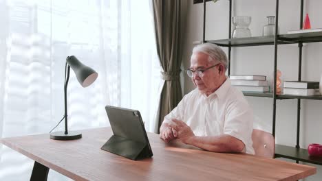 Reifer-Asiatischer-Senior,-Der-über-Sein-Digitales-Tablet-Videoanrufe-Tätigt