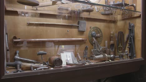 Sammlung-Antiker-Werkzeuge-Und-Gegenstände,-Die-In-Der-Weinreben--Und-Weinherstellung-Verwendet-Werden,-Ausgestellt-Im-Glas-Im-Weinmuseum-Von-Paris-In-Frankreich