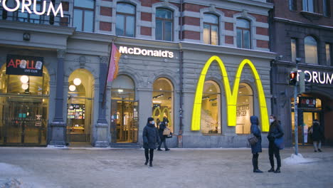 Menschen-Mit-Gesichtsmasken-Gehen-Im-Winter-An-McDonald&#39;s-In-Der-Helsinki-Street-Vorbei