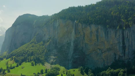 Iconic-Waterfall-Staubbachfall-in-Lauterbrunnen-Switzerland,-aerial-pan