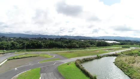 Autódromo-Con-Lago-En-Un-Día-Soleado-Con-Drones