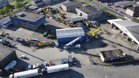 Padøy-Transport-Hauptsitz-Und-Firmenlogo-In-Industrieumgebung---Luftaufnahme-Bergen-Norwegen