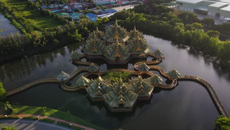 Volar-Sobre-El-Templo-En-Un-Lago-Al-Atardecer-Ciudad-Antigua-Siam,-Bangkok,-Tailandia