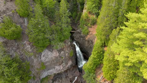 Wunderschöner-Wasserfall-Mitten-In-Einem-Wald-Umgeben-Von-Natur