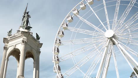 Ferris-wheel-in-the-park-and-a-statue