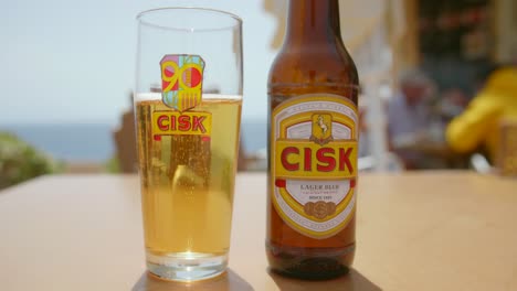 Nahaufnahme-Eines-Frischen-Maltesischen-Bieres-In-Einem-Glas-In-Der-Nähe-Der-Flasche