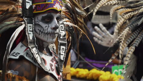 Ein-Mann-Trägt-Traditionelle-Mexikanische-Kleidung-Und-Zuckerschädel-Make-up-Während-Der-Jährlichen-Parade-Und-Feierlichkeiten-Zum-Tag-Der-Toten-In-Mexiko-Stadt,-In-Zeitlupe