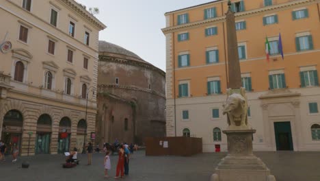 Gruppe-Von-Touristen-Pferdekutsche-Und-Straßenkünstler-Auf-Der-Piazza-Della-Minerva-In-Rom