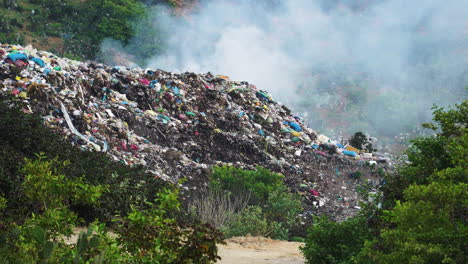 Brennende-Open-Air-Mülldeponie.-Vietnam.-Statisch