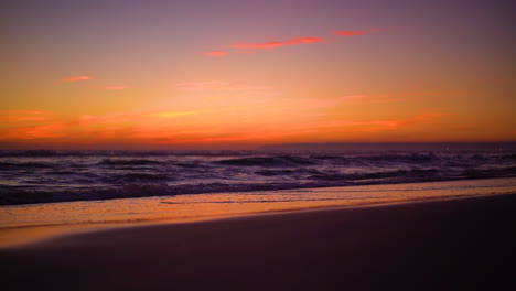 Meereswellen-Und-Wunderschöner-Sonnenuntergang-Am-Strand-Von-Zahara-De-Los-Tunes