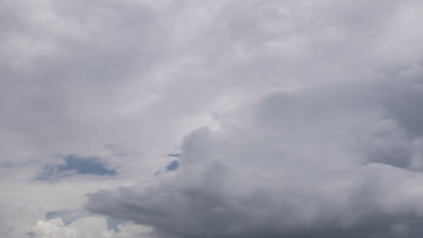 Zeitraffer-In-Großen-Sturm--Und-Regenwolken