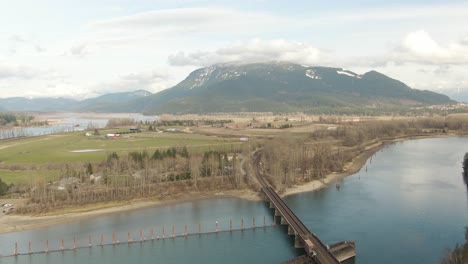 Luftaufnahme-Eines-Flusses-Im-Tal,-Umgeben-Von-Kanadischer-Berglandschaft