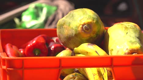 Nahaufnahme-Einer-Papaya-Im-Straßenverkauf