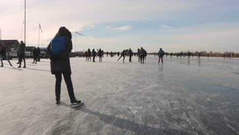 Frau-Beim-Eislaufen-Auf-Einem-Zugefrorenen-See-In-Den-Niederlanden-An-Einem-Sonnigen-Wintertag-Während-Der-Pandemie