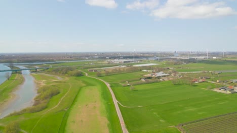 Luftaufnahme-Der-Annäherung-An-Windkraftanlagen-In-Der-Niederländischen-Landschaft