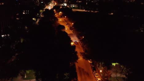 Eine-Erstaunliche-Luftaufnahme-Der-Stadtstraße-Bei-Nacht
