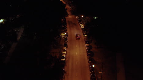 Eine-Erstaunliche-Luftaufnahme-Der-Stadtstraße-Bei-Nacht