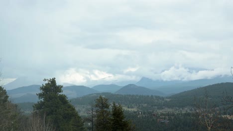 Bewölkter-Und-Niedriger-Wolkenzeitraffer-Während-Des-Frühlings-Mit-Blick-Auf-Die-Lost-Creek-Wilderness-Und-Den-Pike-National-Forest-In-Den-Rock-Mountains,-Colorado,-USA