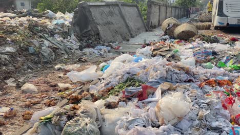 Müll-Ist-über-Eine-Kaputte-Mauer-Am-Straßenrand-In-Dhaka-Verstreut
