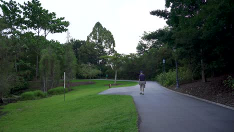 Gente-Caminando-En-Los-Jardines-Botánicos-De-Singapur-Temprano-En-La-Mañana