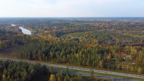 Letonia,-Carretera-A2-Paisaje-Otoñal-Desde-Arriba
