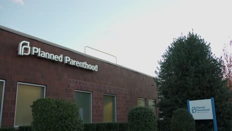 Wide-Tilt-Down-of-a-Planned-Parenthood-Clinic-in-Stamford-Connecticut