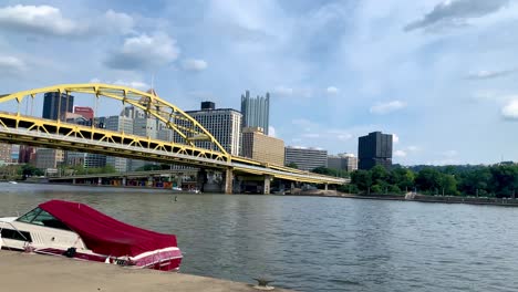 Panoramablick-Auf-Die-Andy-Warhol-Bridge-Von-Der-Uferpromenade-Des-Allegheny-River-Aus-Gesehen,-Mit-Der-Innenstadt-Von-Pittsburgh-Im-Hintergrund-Im-Sommer