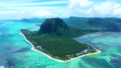 Blick-Von-Der-Höhe-Auf-Den-Schneeweißen-Strand-Von-Le-Morne-Auf-Der-Insel-Mauritius-Im-Indischen-Ozean