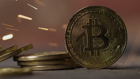 Kryptowährung-Nahaufnahme-Von-Physischen-Bitcoin-Altcoin-Münzen-In-Dynamischer-Umgebung