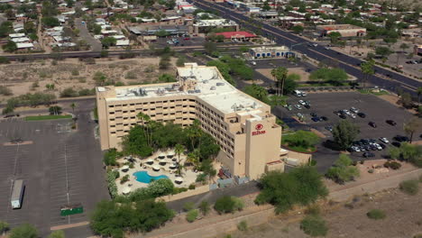 Hilton-Tucson-East-Hotelgebäude-Mit-Außenpool-Und-Kostenlosen-Parkplätzen-In-Arizona