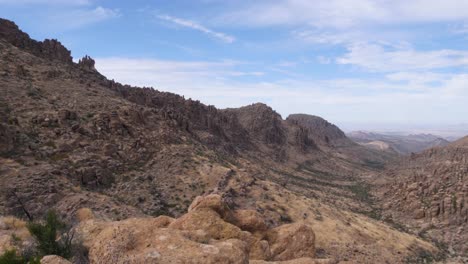 Panorámica-Sobre-El-Paisaje-Desértico-De-La-Aguja-De-Los-Tejedores-En-Arizona