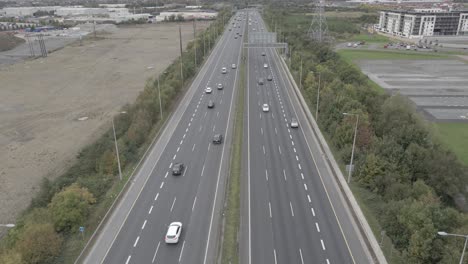 Drohnenansicht-Des-Verkehrs-Auf-Der-Stark-Befahrenen-Autobahn-M50-In-Dublin,-Irland-Bei-Tag
