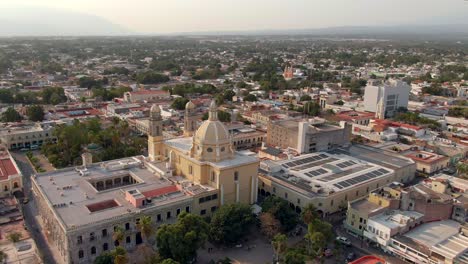 Luftaufnahme-Der-Kathedrale-Basilika-Menor-De-Colima-Und-Des-Regierungspalastes-In-Mexiko