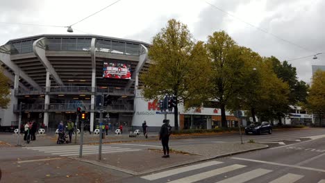 Street-traffic-and-people-crossing-outside-Gamla-Ullevi-Arena,-Time-Lapse