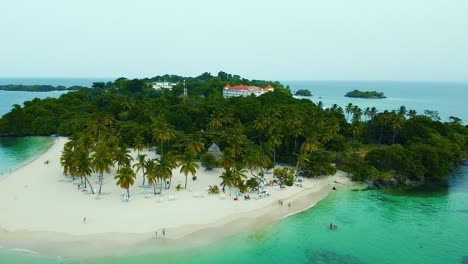 Archipel-Im-Karibischen-Meer-Mit-Einem-Luxusresort-Auf-Einer-Perfekten-Insel