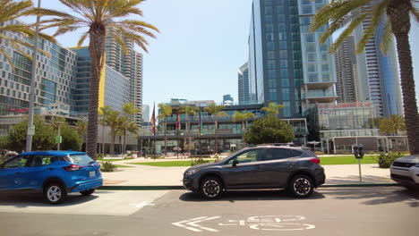 Panorama-De-Edificios-Modernos-En-La-Ciudad-De-San-Diego-En-California-Con-Autos-Y-Palmeras-En-Primer-Plano