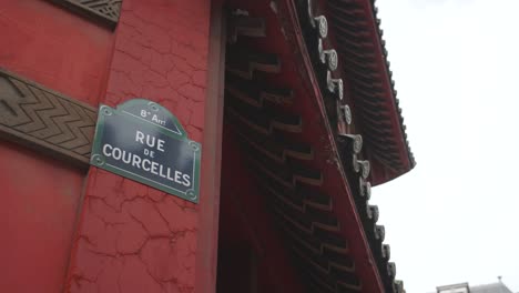 Señalización-De-La-Rue-De-Courcelles-En-La-Pared-Exterior-Roja-Del-Edificio-Pagoda-Paris-En-El-Famoso-Distrito-8-De-París-En-Francia