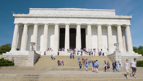 Slow-motion-of-tourists-at-the-Lincoln-Memorial