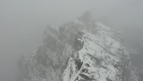 Un-Dron-Disparó-Sobre-La-Cresta-De-Ninho-Da-Manta-En-Madeira-Durante-Una-Tormenta-De-Nieve-Con-Una-Sensación-Cambiante,-Oscura-Y-De-Suspenso