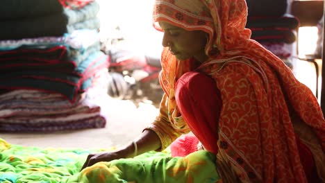 Mujer-India-En-El-Trabajo-Cosiendo-Una-Manta-En-Una-Tienda-De-Algodón-En-Rajasthan,-India