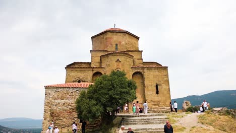 Blick-Auf-Das-Jvari-Kloster-Mit-Besuchern-Mit-Blick-Auf-Die-Stadt-Mzcheta-In-Georgien