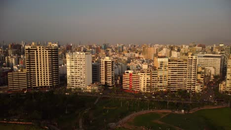 Luftaufnahme-Mit-Endlosem-Stadtbild-Von-Miraflores,-Sonnenuntergang-In-Lima,-Peru-–-Aufgang,-Neigung,-Drohnenaufnahme