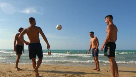 Die-Menschen-Haben-Spaß-Daran,-Am-Sandstrand-In-Italien-Fußball-Zu-Spielen