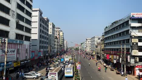 Carril-Izquierdo-Congestionado-Con-Tráfico-En-Dhaka,-Bangladesh