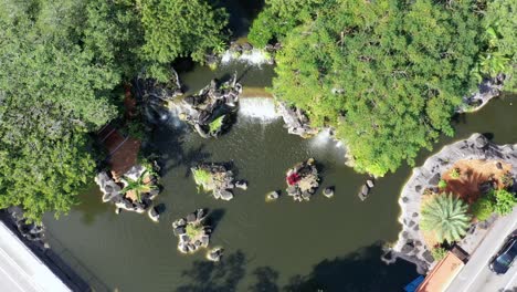 Eine-Luftaufnahme-Direkt-über-Künstlichen-Wasserfällen-Am-Eingang-Eines-Apartmentkomplexes-In-Lauderdale-Lakes,-Florida