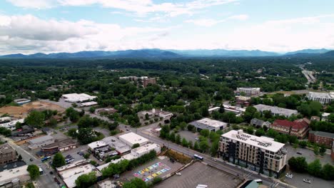 Suburbios-De-Asheville-Nc-Con-Montañas-En-El-Fondo,-Asheville-Carolina-Del-Norte
