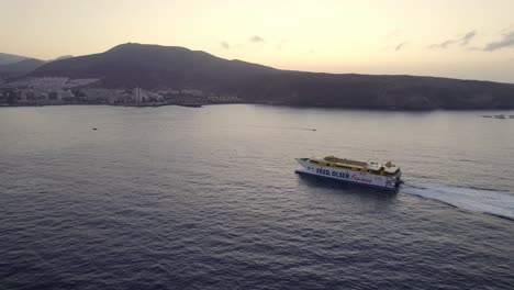 Fred-Olsen-Express-Ferry-Llegando-Al-Puerto-De-Los-Cristianos-Al-Amanecer