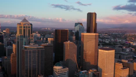 Umlaufende-Luftaufnahme-Der-Einzigartigen-Wolkenkratzer-In-Der-Innenstadt-Von-Seattle