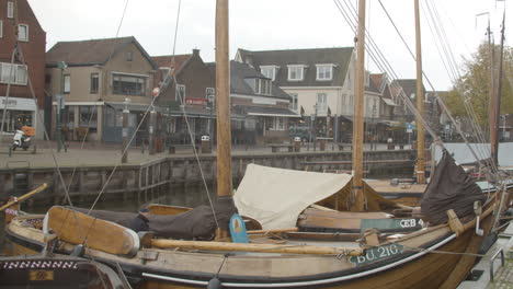 Fischer-Wartet-Sein-Altes-Holländisches-Botterboot,-Das-In-Einem-Kanal-In-Einem-Kleinen-Fischerdorf-In-Den-Niederlanden-Liegt